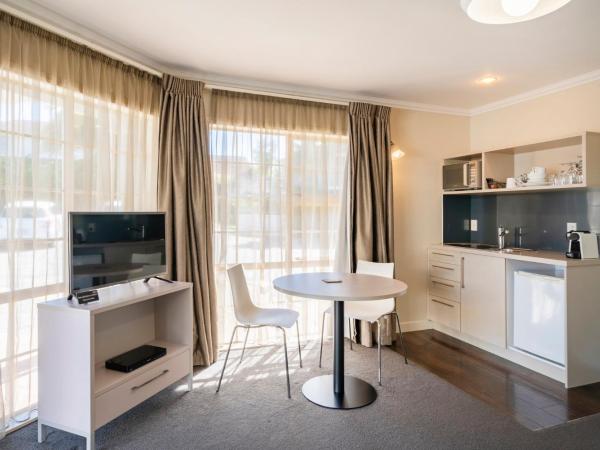 Silver Fern Rotorua Suites & Spa : photo 1 de la chambre studio supérieur avec piscine spa