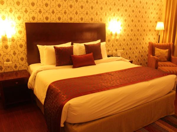 Ramada by Wyndham Jaipur Jaisinghpura : photo 2 de la chambre deluxe king room (non smoking)