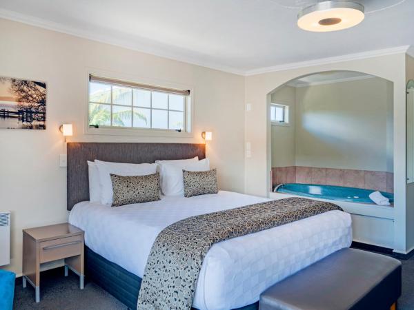 Silver Fern Rotorua Suites & Spa : photo 1 de la chambre studio exécutif avec piscine spa