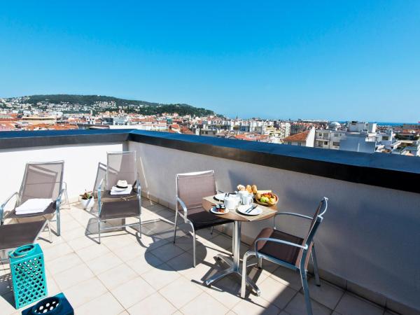 Holiday Inn Nice, an IHG Hotel : photo 2 de la chambre suite lit king-size – non-fumeurs