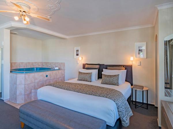 Silver Fern Rotorua Suites & Spa : photo 4 de la chambre suite lune de miel avec piscine spa