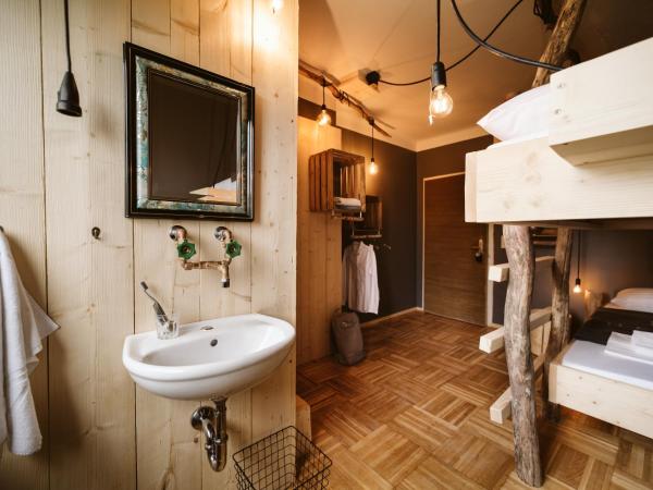 The Keep Eco Rooms : photo 7 de la chambre privat twin room with private bathroom and shared toilet