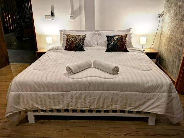Tonmai Suites : photo 3 de la chambre suite deluxe avec lit king-size