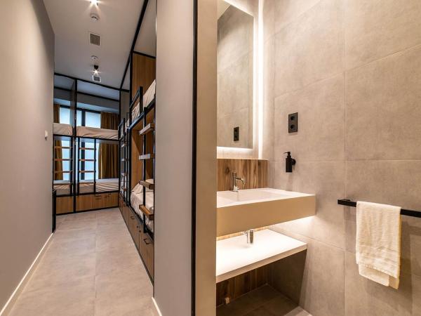 Petit Hostel La Latina : photo 4 de la chambre lit dans dortoir mixte de 8 lits