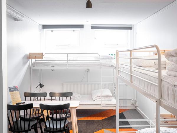 Norrland YMCA Hostel Umeå : photo 5 de la chambre chambre quadruple avec salle de bains commune