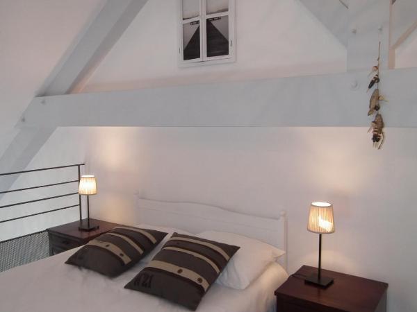 Logis Hôtel La Chaize : photo 4 de la chambre chambre familiale confort avec terrasse