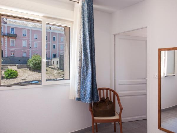 Le Neptune & Spa : photo 5 de la chambre chambre double - vue sur rue - accessible aux personnes à mobilité réduite