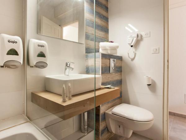 Le Neptune & Spa : photo 1 de la chambre chambre double - vue sur rue