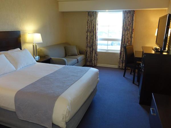 Chateau Louis Hotel & Conference Centre : photo 1 de la chambre chambre lit queen-size