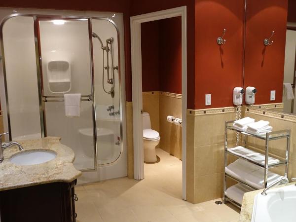 Chateau Louis Hotel & Conference Centre : photo 2 de la chambre chambre lit king-size avec cheminée et baignoire spa