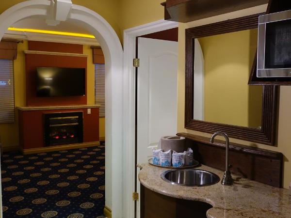 Chateau Louis Hotel & Conference Centre : photo 3 de la chambre chambre lit king-size avec cheminée et baignoire spa