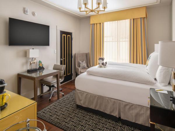 Staypineapple, An Elegant Hotel, Union Square : photo 1 de la chambre chambre lit queen-size avec Équipements de communication