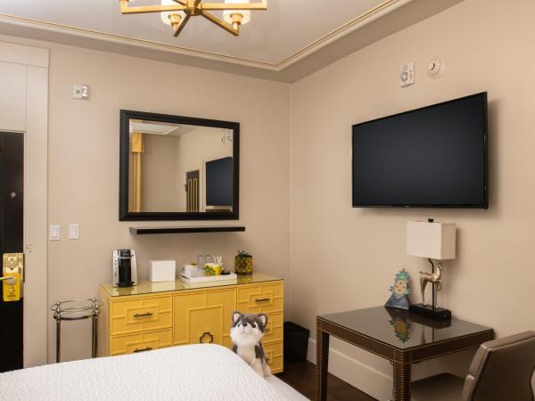 Staypineapple, An Elegant Hotel, Union Square : photo 3 de la chambre chambre lit queen-size avec Équipements de communication