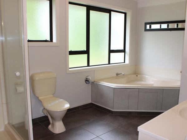 Quality Inn Acapulco Taupo : photo 3 de la chambre studio lit king-size - baignoire spa