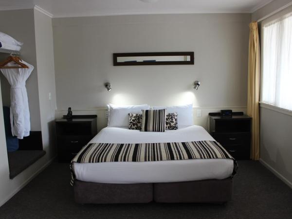 Quality Inn Acapulco Taupo : photo 2 de la chambre studio lit king-size - baignoire spa