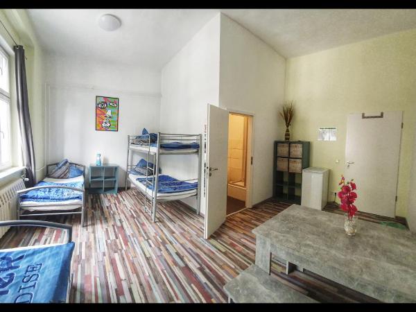 Hostel 199 : photo 9 de la chambre chambre quadruple avec salle de bains