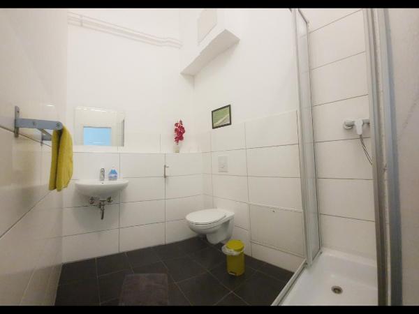 Hostel 199 : photo 8 de la chambre chambre quadruple avec salle de bains