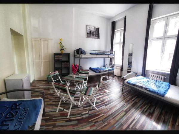 Hostel 199 : photo 7 de la chambre chambre quadruple avec salle de bains