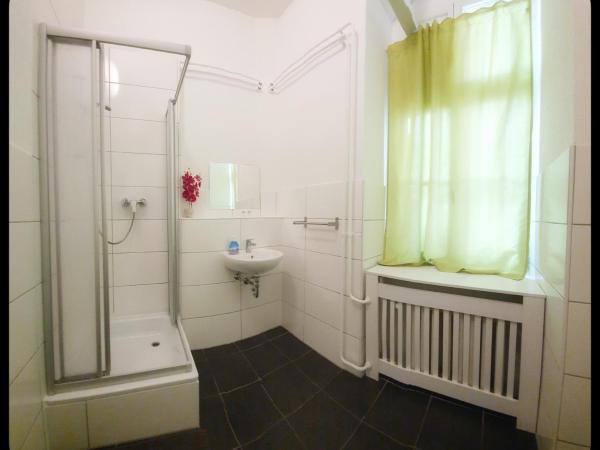 Hostel 199 : photo 5 de la chambre chambre quadruple avec salle de bains