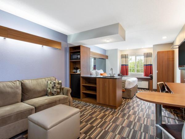 Microtel Inn & Suites by Wyndham Philadelphia Airport : photo 2 de la chambre suite lit queen-size – non-fumeurs