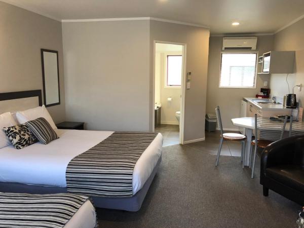 Quality Inn Acapulco Taupo : photo 2 de la chambre studio triple avec spa