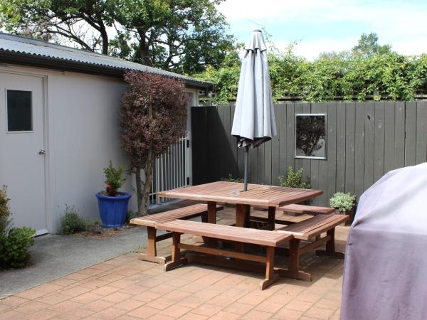 Quality Inn Acapulco Taupo : photo 2 de la chambre hébergement 2 chambres avec spa