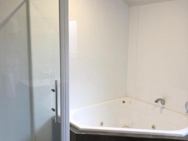 Quality Inn Acapulco Taupo : photo 6 de la chambre studio triple avec spa