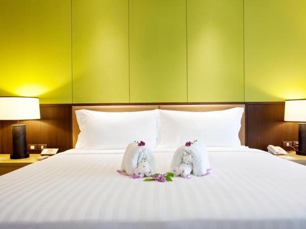 Graceland Khaolak Beachfront Resort : photo 4 de la chambre chambre double premier avec vue sur la piscine