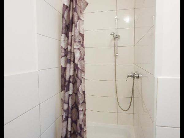 Hostel 199 : photo 9 de la chambre chambre double avec salle de bains privative