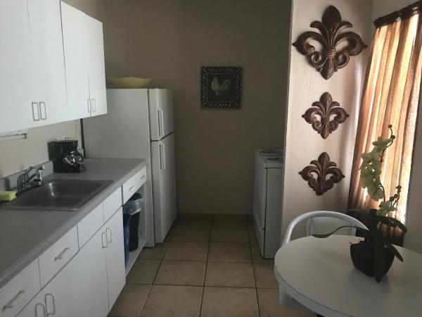 INN LEATHER GUEST HOUSE-GAY MALE ONLY : photo 4 de la chambre suite lit queen-size - vue sur piscine