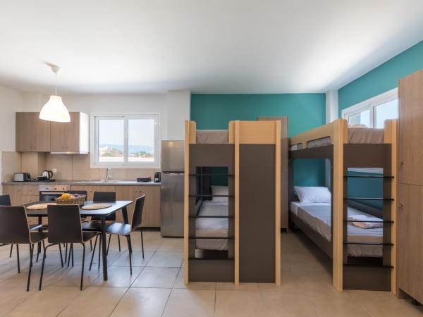 Local Hostel & Suites : photo 7 de la chambre private dorm of 8 with kitchen ensuite