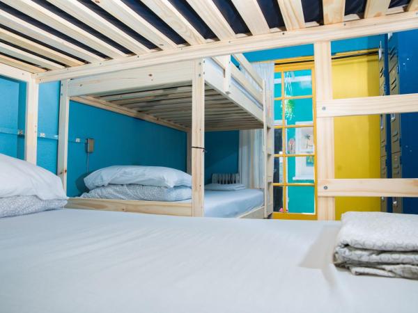 ITH Beach Bungalow Surf Hostel San Diego : photo 2 de la chambre lit dans dortoir mixte de 4 lits