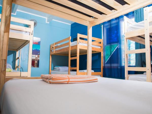 ITH Beach Bungalow Surf Hostel San Diego : photo 4 de la chambre dortoir mixte de 12 lits avec salle de bains privative