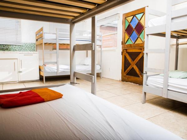 ITH Beach Bungalow Surf Hostel San Diego : photo 3 de la chambre lit dans dortoir pour femmes de 8 lits