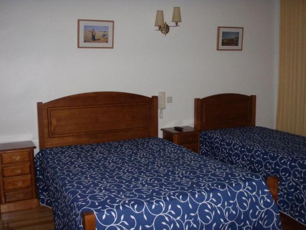 Hotel Alianca : photo 6 de la chambre chambre double avec lit d'appoint