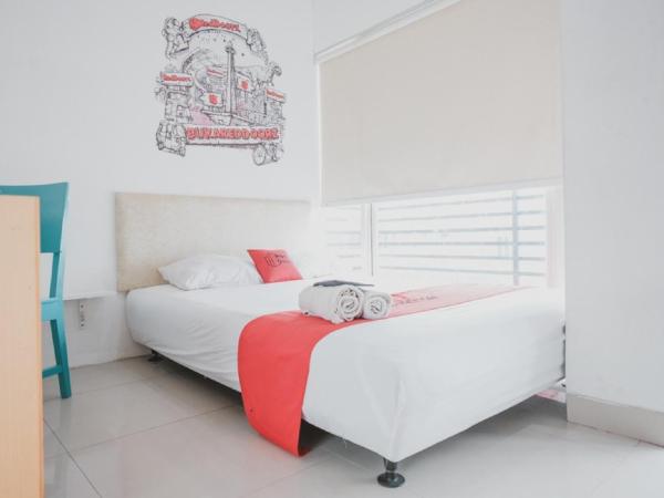 RedDoorz Plus @ Kapuk Business Park : photo 8 de la chambre chambre double reddoorz