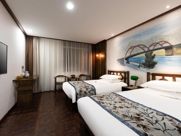Time Traveller Hotel - Near Tianjin Polar Ocean World, Tianjin Fonte Joy World, 10 minutes drive away from Tianjin Tanggu High-Speed Railway Station, Free ice-cream, mineral water, snacks and laundry service, English communication well : photo 1 de la chambre chambre lits jumeaux