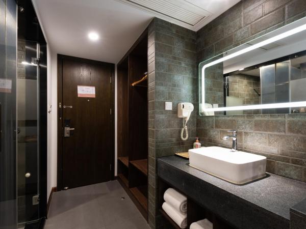 Time Traveller Hotel - Near Tianjin Polar Ocean World, Tianjin Fonte Joy World, 10 minutes drive away from Tianjin Tanggu High-Speed Railway Station, Free ice-cream, mineral water, snacks and laundry service, English communication well : photo 2 de la chambre chambre lit king-size supérieure