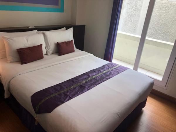 Sawasdee Hotel @ Sukhumvit Soi 8 : photo 5 de la chambre chambre double supérieure avec balcon