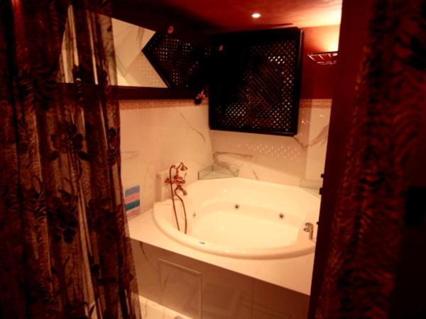 The Crystal Blue Hotel : photo 4 de la chambre chambre lit queen-size avec baignoire spa