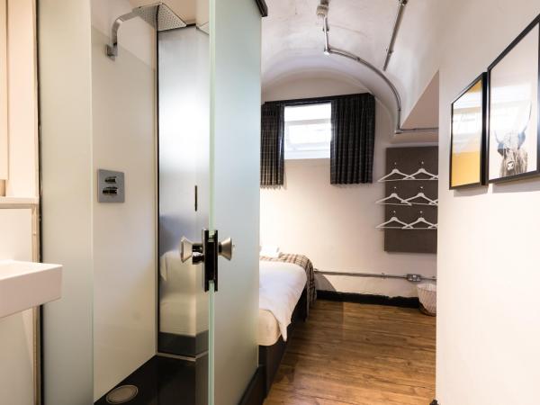 CoDE Pod - The CoURT - Edinburgh : photo 3 de la chambre chambre lits jumeaux avec salle de bains privative