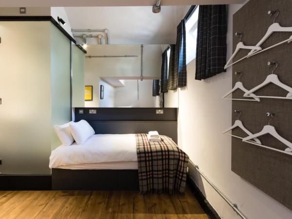 CoDE Pod - The CoURT - Edinburgh : photo 1 de la chambre chambre lits jumeaux avec salle de bains privative