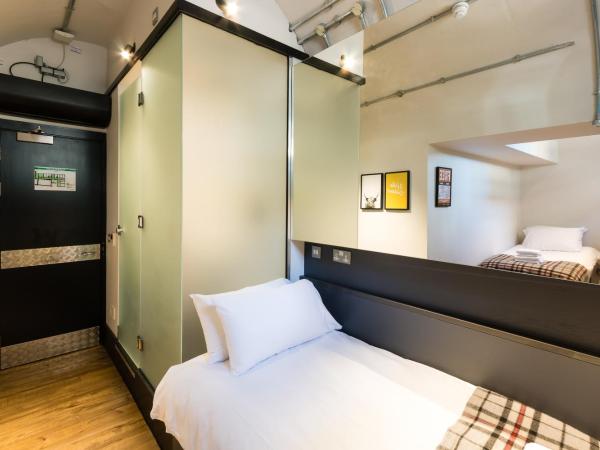 CoDE Pod - The CoURT - Edinburgh : photo 2 de la chambre chambre lits jumeaux avec salle de bains privative