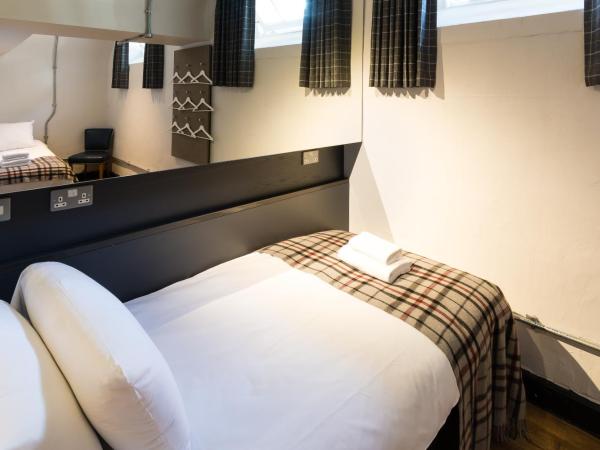 CoDE Pod - The CoURT - Edinburgh : photo 4 de la chambre chambre lits jumeaux avec salle de bains privative