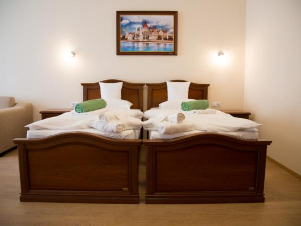 Luxury Hotel Siófok : photo 1 de la chambre chambre lits jumeaux avec lit d’appoint - 301