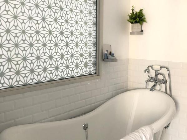 Le Coeur de la Bastide - Adult only : photo 9 de la chambre chambre lit queen-size - vue sur jardin