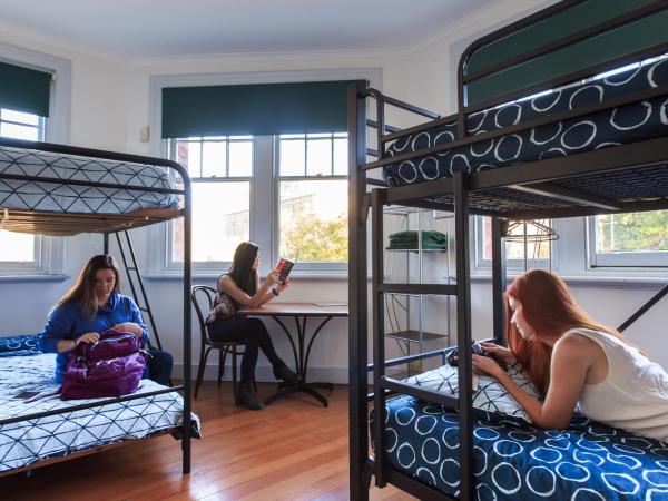 YHA Hobart Central : photo 3 de la chambre lit dans dortoir mixte de 4 lits avec salle de bains privative