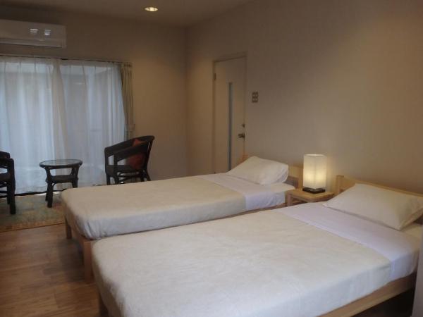 AOI Guest House : photo 1 de la chambre chambre lits jumeaux avec salle de bains commune