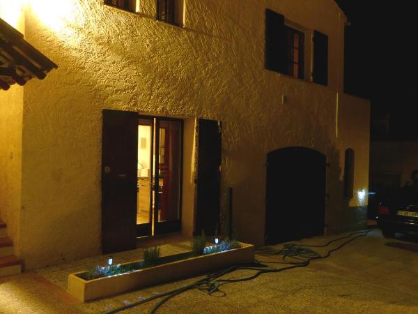 Les Pucines T2 bas de villa : photo 5 de la chambre appartement - vue sur jardin