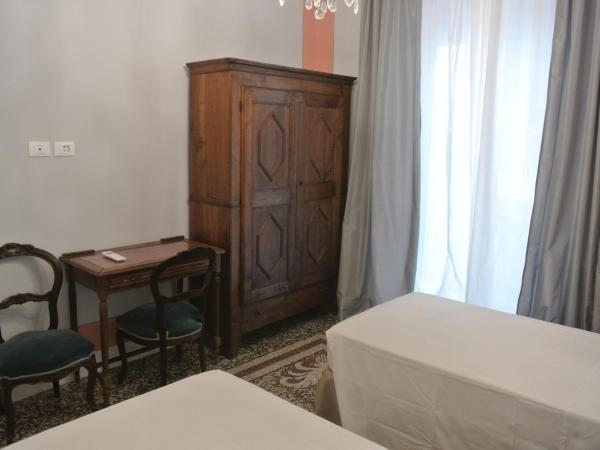 Palazzo Zecchino B&B : photo 3 de la chambre chambre double ou lits jumeaux avec salle de bains privative externe